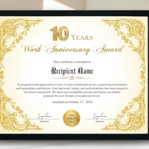 Può includere: Un certificato di premio per l'anniversario di lavoro incorniciato. Il certificato ha uno schema di colori oro e crema con bordi in filigrana dorata ornati. Il testo recita "10 Anni Premio Anniversario di Lavoro" e include spazio per il nome.