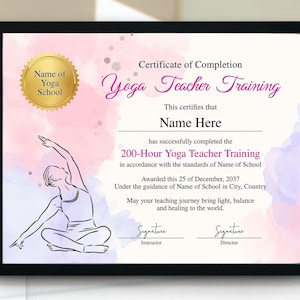 Op de afbeelding: Een ingelijst certificaat voor 200 uur Yoga Teacher Training. Het certificaat heeft een aquarel achtergrond met roze en paarse tinten. De tekst bevat "Name Here" en "Yoga Teacher Training". Een lijntekening van een persoon in een yogahouding is te zien.