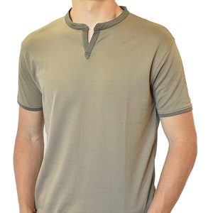 Camisa de cuello con muesca con bandas henley de cuello en V de manga corta para hombres / Súper suave, ligero, estirado, tela sin arrugas / Taupe oscuro con marrón