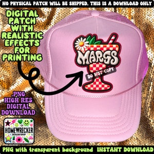 Peut inclure: Un chapeau de camionneur rose avec un patch à carreaux rouge et blanc représentant un verre à cocktail dessin animé avec une cerise et une paille. Le patch porte le texte "MARGS" dans une police rétro et "DO NOT COPY" en texte plus petit. Le chapeau est sur un fond de paillettes dorées.