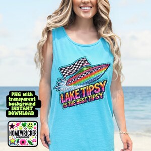 Puede incluir: Una camiseta sin mangas turquesa con un gráfico colorido de un barco y el texto "Lake Tipsy is the best Tipsy".