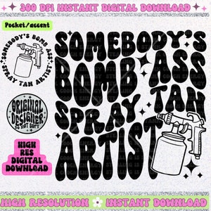Puede incluir: Diseño de descarga digital con el texto "SOMEBODY'S BOMB ASS SPRAY TAN ARTIST" en una fuente retro. Incluye un gráfico de pistola pulverizadora y elementos de texto adicionales como "Original Designer" y "High Res Digital Download."