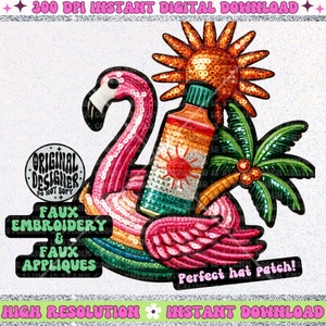 Puede incluir: Un flotador de piscina rosa en forma de flamenco con una palmera verde, una botella de protector solar y un sol amarillo. El diseño está hecho de lentejuelas y es perfecto para un parche de sombrero.