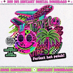 Puede incluir: Una descarga digital de un diseño gráfico colorido con una cara sonriente, una palmera, un avión y las palabras "Travel Vibes". El diseño es perfecto para un parche de sombrero.