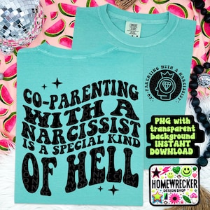 Op de afbeelding: Een turquoise t-shirt met de tekst "Co-Parenting with a Narcissist is a Special Kind of Hell" in zwarte, retro-stijl letters. De tekst is in een golvend, psychedelisch lettertype. Het shirt ligt op een achtergrond van watermeloenplakjes en een zilveren discobal.