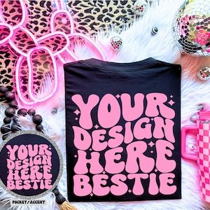 Pode incluir: Camiseta preta com um gráfico rosa que diz "YOUR DESIGN HERE BESTIE" em uma fonte retrô.