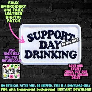Op de afbeelding: Witte geborduurde patch met blauwe tekst die "Support Day Drinking" luidt. De patch is omgeven door een witte rand en heeft een witte achtergrond.