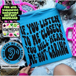 Puede incluir: Una camiseta azul con el texto "If you listen to me closely you will hear me not caring" en una fuente negra y ondulada.