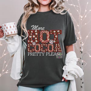 Más chocolate caliente Pretty Please PNG Chocolate caliente, menta, chocolate caliente y malvaviscos Diseño de camiseta PNG Bordado falso
