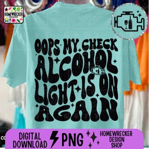 Może przedstawiać: Jasnoniebieska koszulka z czarnym napisem "Oops my check alcohol light is on again". Tekst jest w retro stylu czcionki. Czarno-biała ikona kontrolki silnika znajduje się obok słowa "alkohol".