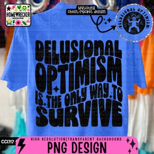 Può includere: Una maglietta blu con il testo "Delusional Optimism is the only way to survive" in un font retrò e psichedelico. Il testo è nero e la maglietta è di colore blu brillante.