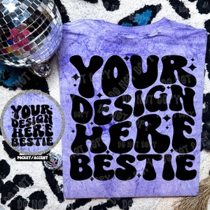 Puede incluir: Camiseta de color morado tie-dye con un gráfico negro que dice "Your Design Here  Bestie" en una fuente retro.
