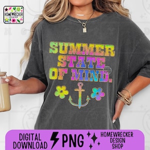 Puede incluir: Una camiseta gris con el texto "Summer State of Mind." en colores arcoíris. El texto está rodeado de dos flores amarillas y un ancla.