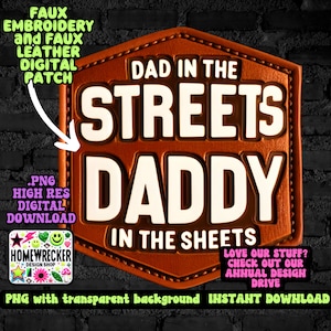 Può includere: Un cerotto in pelle marrone con testo bianco che recita "Dad in the Streets Daddy in the Sheets". Il cerotto ha un bordo cucito e un aspetto usurato. Il testo "Love our stuff? Check out our annual design drive" è anche visibile nell'immagine.