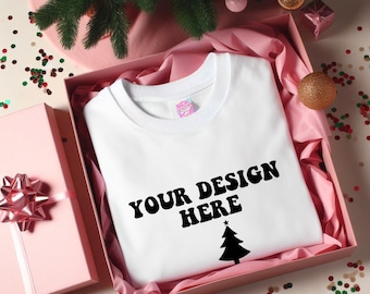 Maqueta de Navidad rosa, camiseta blanca en caja de regalo rosa, maqueta de Navidad rosa, maqueta del frente de la camiseta, descarga digital