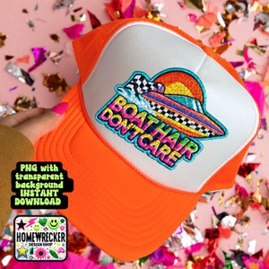 Può includere: Cappellino da camionista arancione con rete bianca sul retro. Il cappello ha una toppa ricamata colorata che dice "Boat Hair Don't Care" e presenta una barca di cartoni animati con un motivo a scacchi.