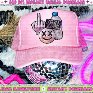 Puede incluir: Gorra de camionero rosa con un gráfico en blanco y negro de un dedo medio, una cara sonriente con X para los ojos y una botella de agua con el texto "Drink Your Water And Mind Your Business".