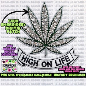 Puede incluir: Un diseño de bordado digital que presenta una hoja de marihuana verde con diamantes de imitación blancos y una pancarta blanca con el texto "High on Life".