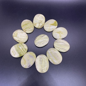 Serpentine Palm Stone / Worry Stone / Palmstone / Small Crystal