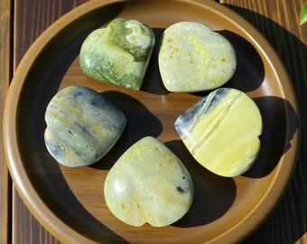 Corazón de serpentina abultado, corazón de cristal de serpentina verde, nueva piedra de jade de bolsillo, tallado del chakra del corazón, cristales y piedras curativas, regalo para ella.