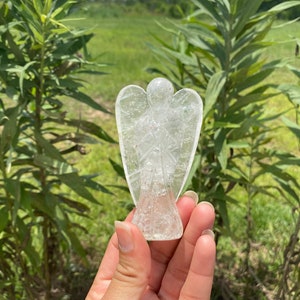 Peut inclure: Une figurine d'ange en quartz clair avec un design d&eacute;taill&eacute;. L'ange a les mains jointes en pri&egrave;re.
