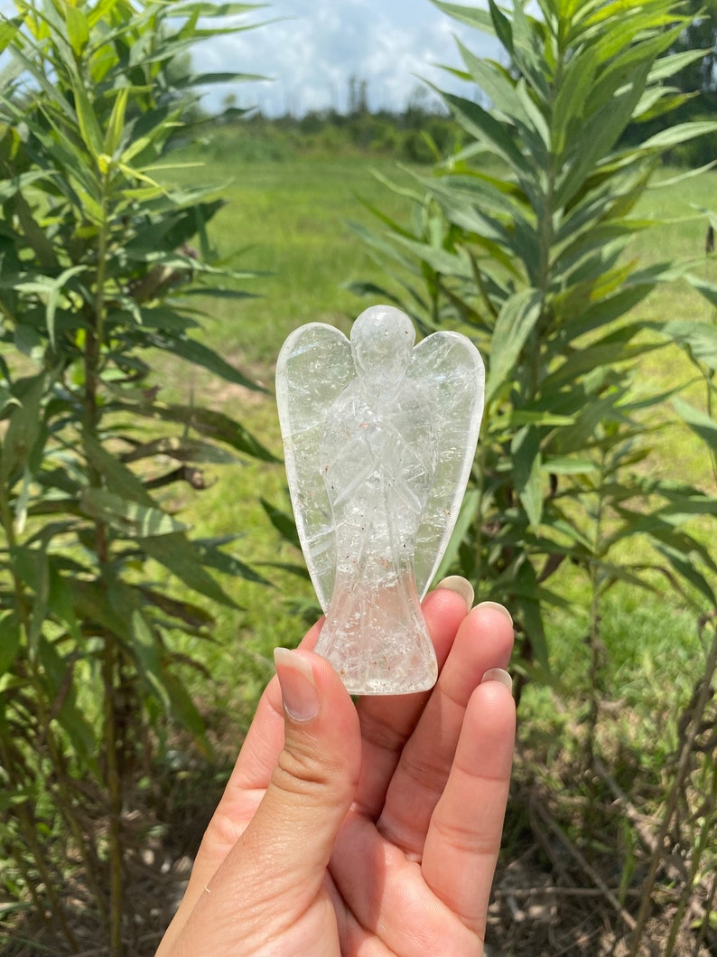 Peut inclure: Une figurine d'ange en quartz clair avec un design d&eacute;taill&eacute;. L'ange a les mains jointes en pri&egrave;re.