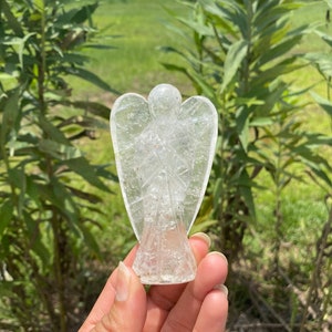 Peut inclure: Une figurine d'ange en quartz clair avec un design d&eacute;taill&eacute;. L'ange est sculpt&eacute; dans une seule pi&egrave;ce de cristal et a une finition lisse et polie.
