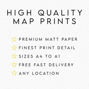 K&ouml;nnte beinhalten: Hochwertige Kartenabz&uuml;ge mit wei&szlig;em Hintergrund und einem wei&szlig;en und rosafarbenen abstrakten Muster. Der Text "HIGH QUALITY MAP PRINTS" ist in Schwarz. F&uuml;nf goldene Sterne mit schwarzen Umrissen befinden sich neben dem folgenden Text: "PREMIUM MATT PAPER", "FINEST PRINT DETAIL", "SIZES A4 TO A1", "FREE FAST DELIVERY" und "ANY LOCATION".