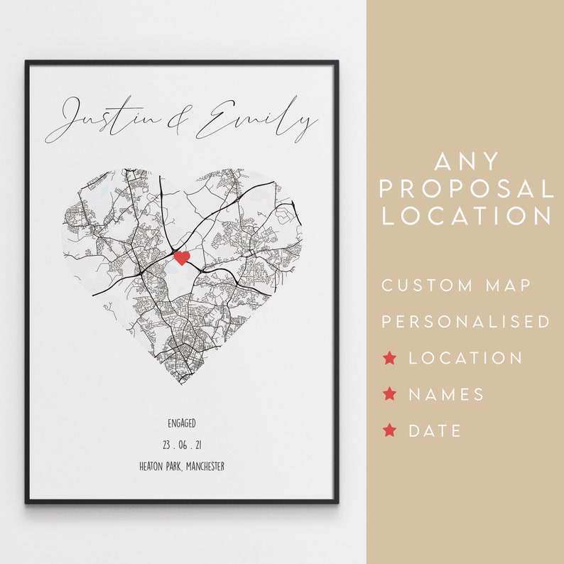 Pu&ograve; includere: Una mappa in bianco e nero di una citt&agrave; a forma di cuore con un cuore rosso che segna il centro. Il testo "Justin & Emily" &egrave; in cima alla mappa. Il testo "ENGAGED 23.06.21 HEATON PARK, MANCHESTER" &egrave; in fondo alla mappa. Il testo "ANY PROPOSAL LOCATION CUSTOM MAP PERSONALISED LOCATION NAMES DATE" &egrave; a destra della mappa.