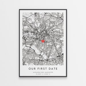 K&ouml;nnte beinhalten: Eine Schwarzwei&szlig;karte von Alexandra Park, Manchester, England, mit einem roten Herzen, das den Ort markiert. Unter der Karte steht der Text "OUR FIRST DATE" sowie die Koordinaten "53.4505&deg; N - 2.2500&deg; W".