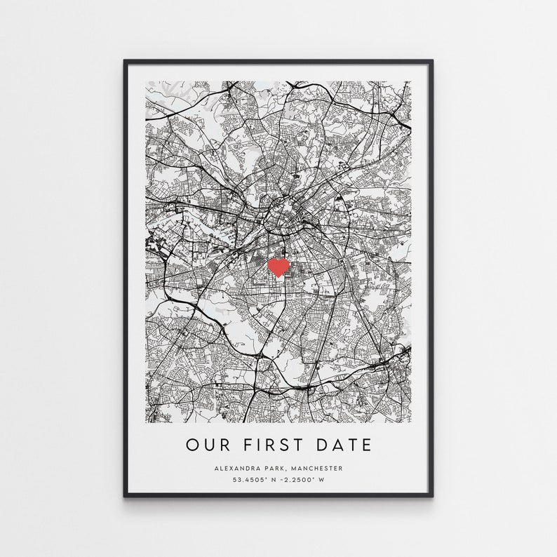 K&ouml;nnte beinhalten: Eine Schwarzwei&szlig;karte von Alexandra Park, Manchester, England, mit einem roten Herzen, das den Ort markiert. Unter der Karte steht der Text "OUR FIRST DATE" sowie die Koordinaten "53.4505&deg; N - 2.2500&deg; W".