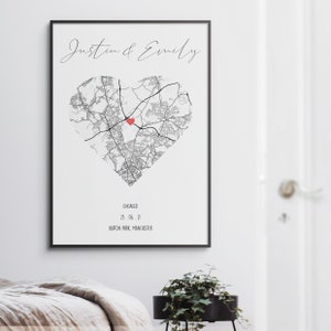 Pu&ograve; includere: Una mappa in bianco e nero di Heaton Park, Manchester, Inghilterra, a forma di cuore. Il testo "Justin & Emily" &egrave; in cima alla mappa. Il testo "Engaged 23.06.21" &egrave; sotto la mappa.