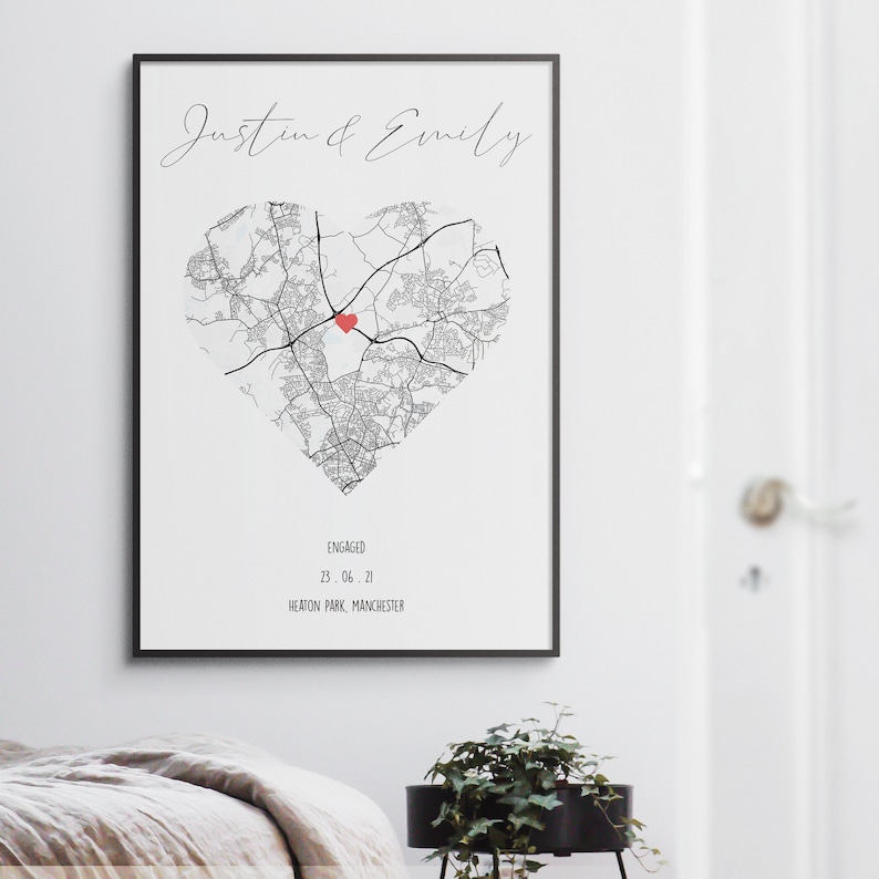 Pu&ograve; includere: Una mappa in bianco e nero di Heaton Park, Manchester, Inghilterra, a forma di cuore. Il testo "Justin & Emily" &egrave; in cima alla mappa. Il testo "Engaged 23.06.21" &egrave; sotto la mappa.