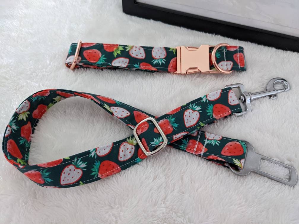 Collier Pour Chien Réglable ou Collier Chat Anti-Étranglement en Coton Oeko-Tex Fraises Rouges avec 