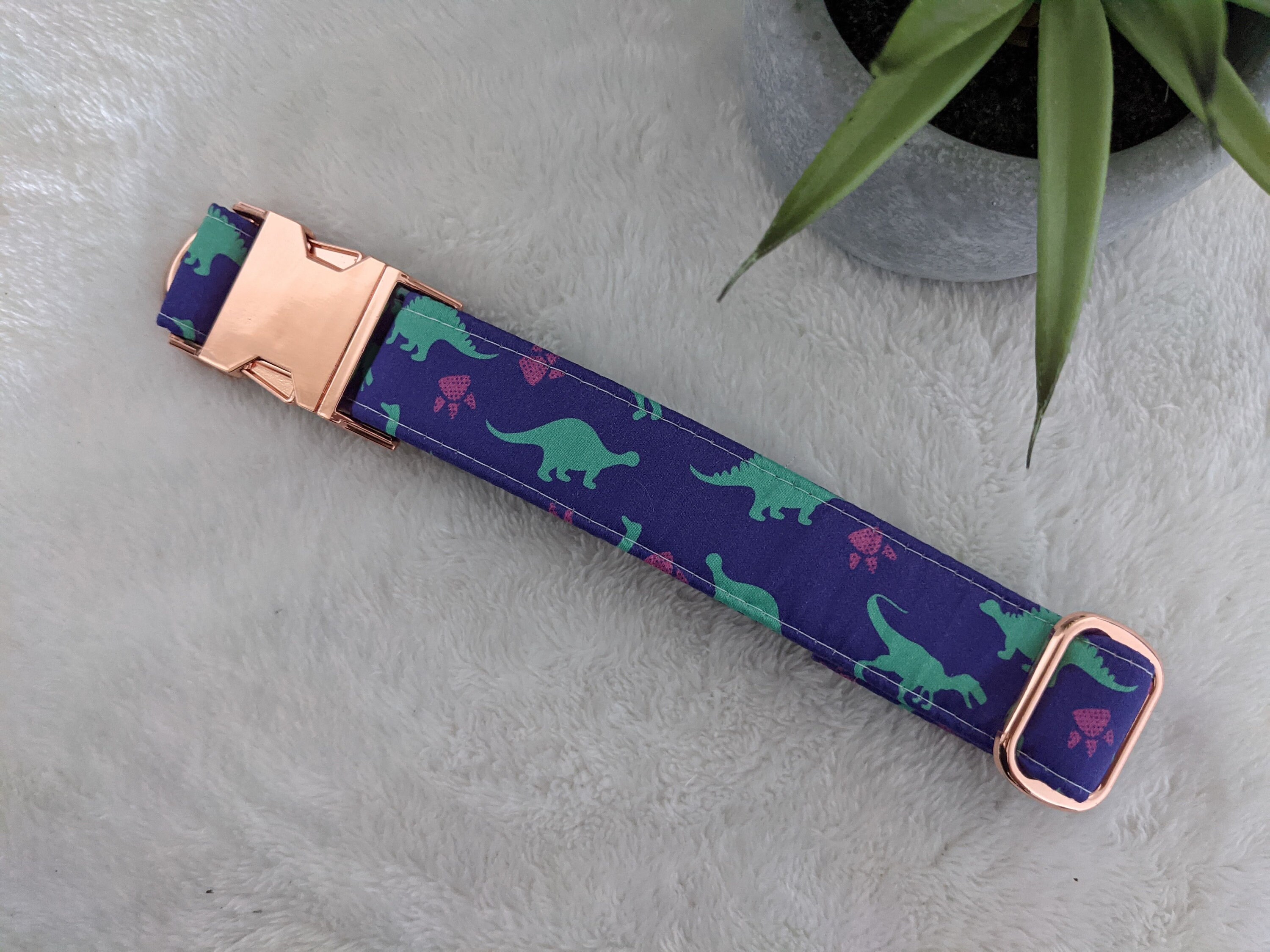 Collier Pour Chien avec Dinosaures Violet et Vert en Coton Bio Fabriqué France à La Main ou Collier 