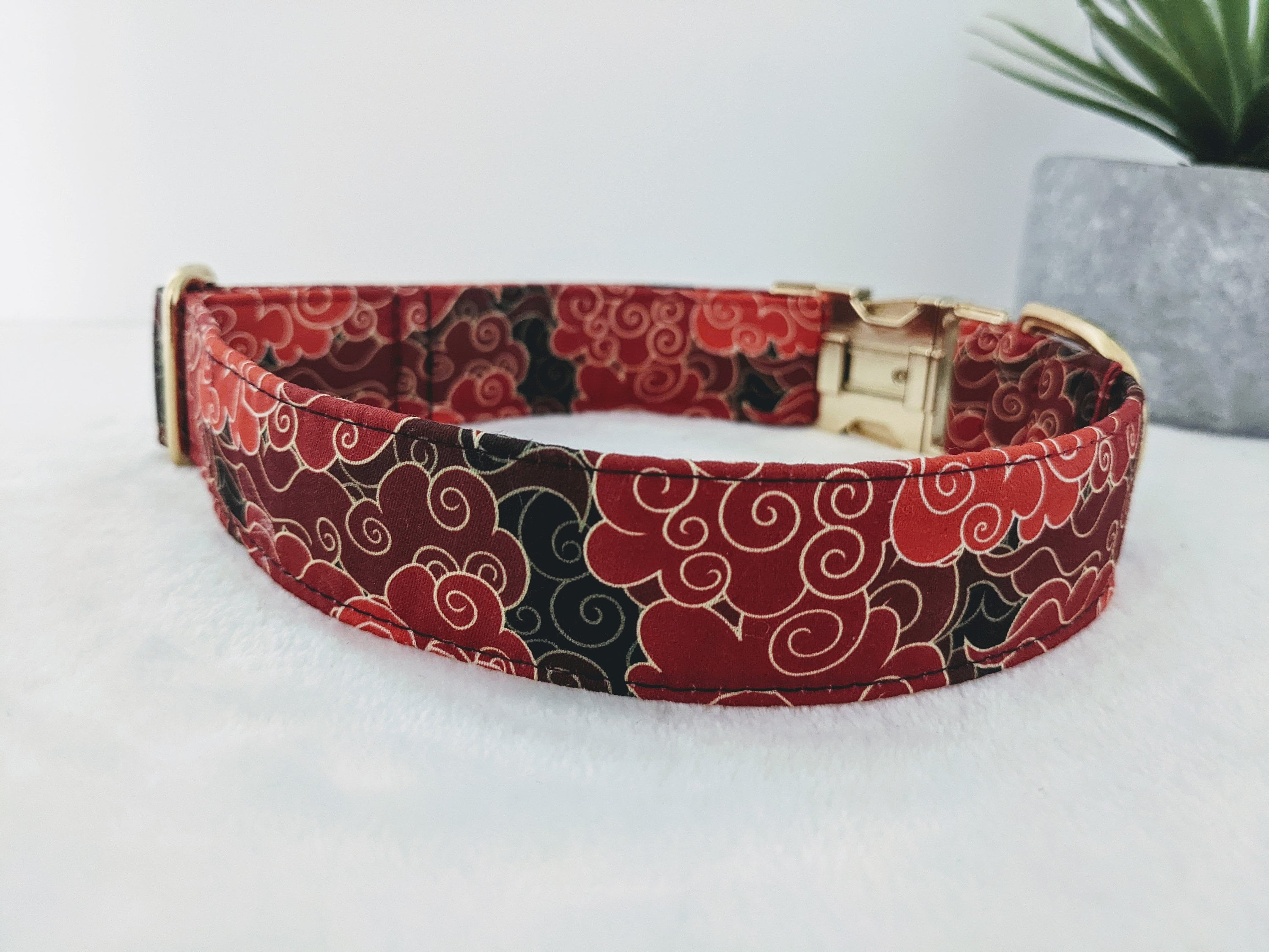 Collier Pour Chien Rouge Original Tissu Nuages Japonais en Coton avec Boucle Doré Taille Réglable Bi