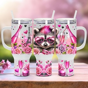 Sublimación de envoltorio de vaso de 40 oz de mapache, dama de honor de mapache PNG, mapache en archivo rosa de París, día de San Valentín rosa de París digital, lindo pero salvaje