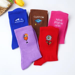Aangepaste gepersonaliseerde sokken, geborduurde naam kleurrijke sokken, met je naam, tekst, logo, sokken moeder vader, halloweencadeau, creatief verjaardagscadeau.
