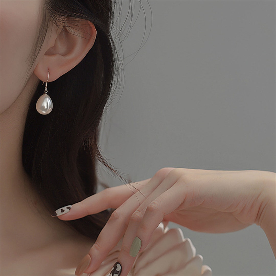 Artini Accessories - Pearl Drop Iconic Classy Earrings main image 1