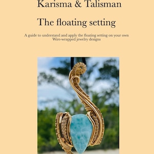 Op de afbeelding: Een gouden draadgewikkelde hanger met een lichtblauwe edelsteen. De hanger hangt aan een zwart koord. De tekst "Karisma & Talisman" en "The floating setting" is zichtbaar bovenaan de afbeelding. De tekst "Copyright 2021 karisma & talisman" is zichtbaar onderaan de afbeelding.
