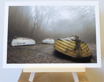Impresión fotográfica tomada de botes volteados en el embalse de Thornton, Leicestershire.