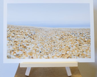 Impresión fotográfica tomada en el guijarro de Weybourne Beach, a lo largo de la costa norte de Norfolk.
