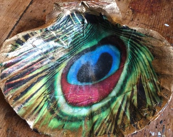 Large clam trinket dish with peacock eye feather design
