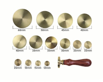 Puede incluir: Un conjunto de sellos de lacre de latón de varios tamaños, que van desde 12 mm hasta 60 mm de diámetro. El juego incluye un sello con mango de madera. Ideal para manualidades, álbumes de recortes y añadir un toque vintage.