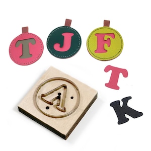 Troquel de corte de cuero con colgante de letra DIY, troquel Sizzix de acero y metal hecho a mano con colgante de letra de fieltro de lana, diseño personalizado de herramienta de perforación artesanal