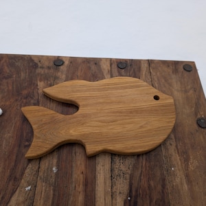 Fish-Shaped Wooden Cutting Board – Coastal Handcrafted Kitchen Decor