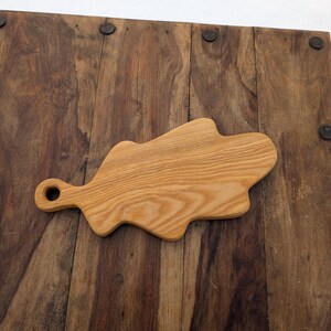 Oak Leaf-Shaped Wooden Cutting Board – Handcrafted Rustic Kitchen Decor