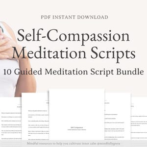 Könnte beinhalten: Ein digitaler Download von 10 geführten Meditationsskripten für Selbstmitgefühl. Das Bild zeigt eine Frau, die ihre Hände an ihre Brust hält, mit dem Text "Self-Compassion Meditation Scripts" und "10 Guided Meditation Script Bundle" in großer, fetter Schrift.