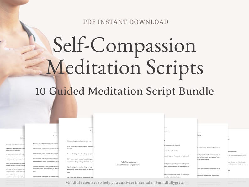 Pu&ograve; includere: Un download digitale di 10 script di meditazione guidati per l'autocompassione. L'immagine mostra una donna che tiene le mani sul petto, con il testo "Self-Compassion Meditation Scripts" e "10 Guided Meditation Script Bundle" in caratteri grandi e grassetto.