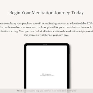 Pu&ograve; includere: Uno schermo di tablet che mostra un file PDF scaricabile intitolato "Self-Compassion Guided Meditation Script Collection". Il testo "Begin Your Meditation Journey Today" &egrave; visualizzato sopra il tablet. Il testo "Mindful resources to help you cultivate inner calm @mindfullygreta" &egrave; visualizzato sotto il tablet.